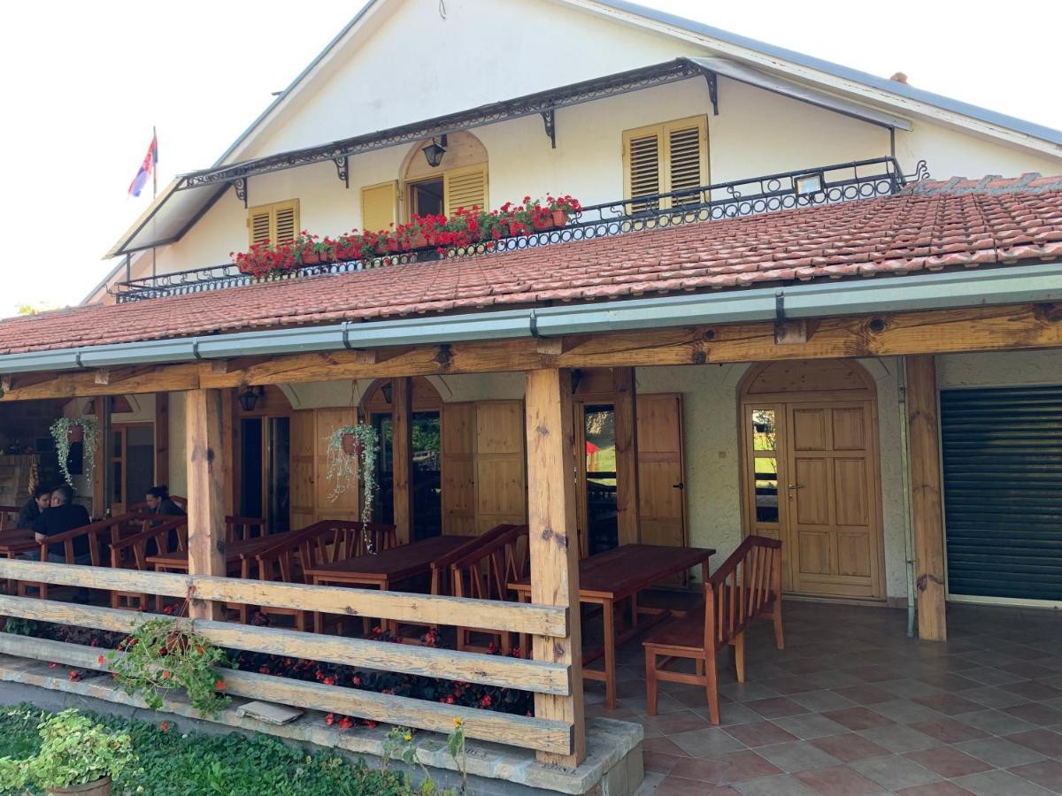 Gasthaus Domacinstvo Bakic Irig Exterior foto